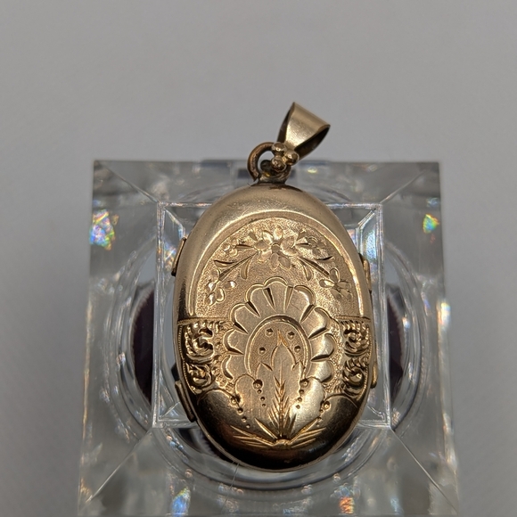 Floral Gold Locket Pendant - Picture 2 of 7